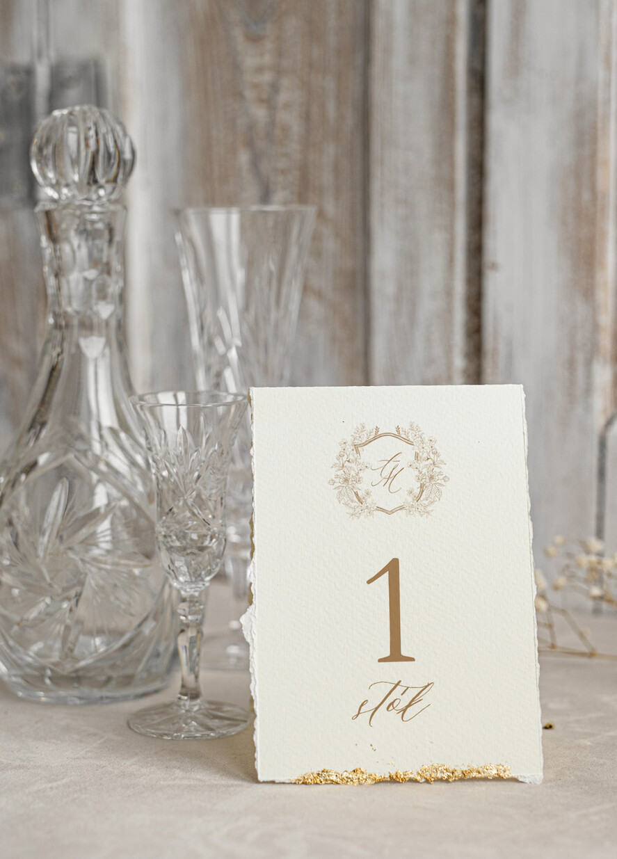 Numery na stół Glamour Złocone szarpane brzegi Numery na stoły weselne, numerki na stół stoły weselne, zlocone klasyczna elegancja,numerki na stoliki ślubne, złote złocone eleganckie i klasyczne1