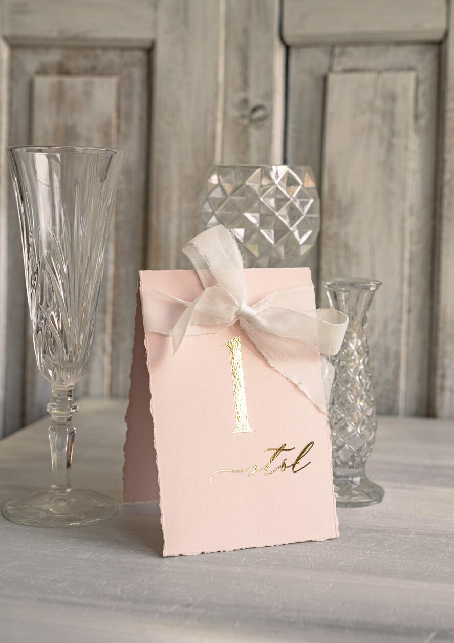 Numery na stół Glamour numerki na stół weselny, usadzenie gości numery na stół weselny, złote klasyczne i eleganckie numery na stoły weselne, wydzierane brzegi i złote litery, dekoracje stołu weselnego1