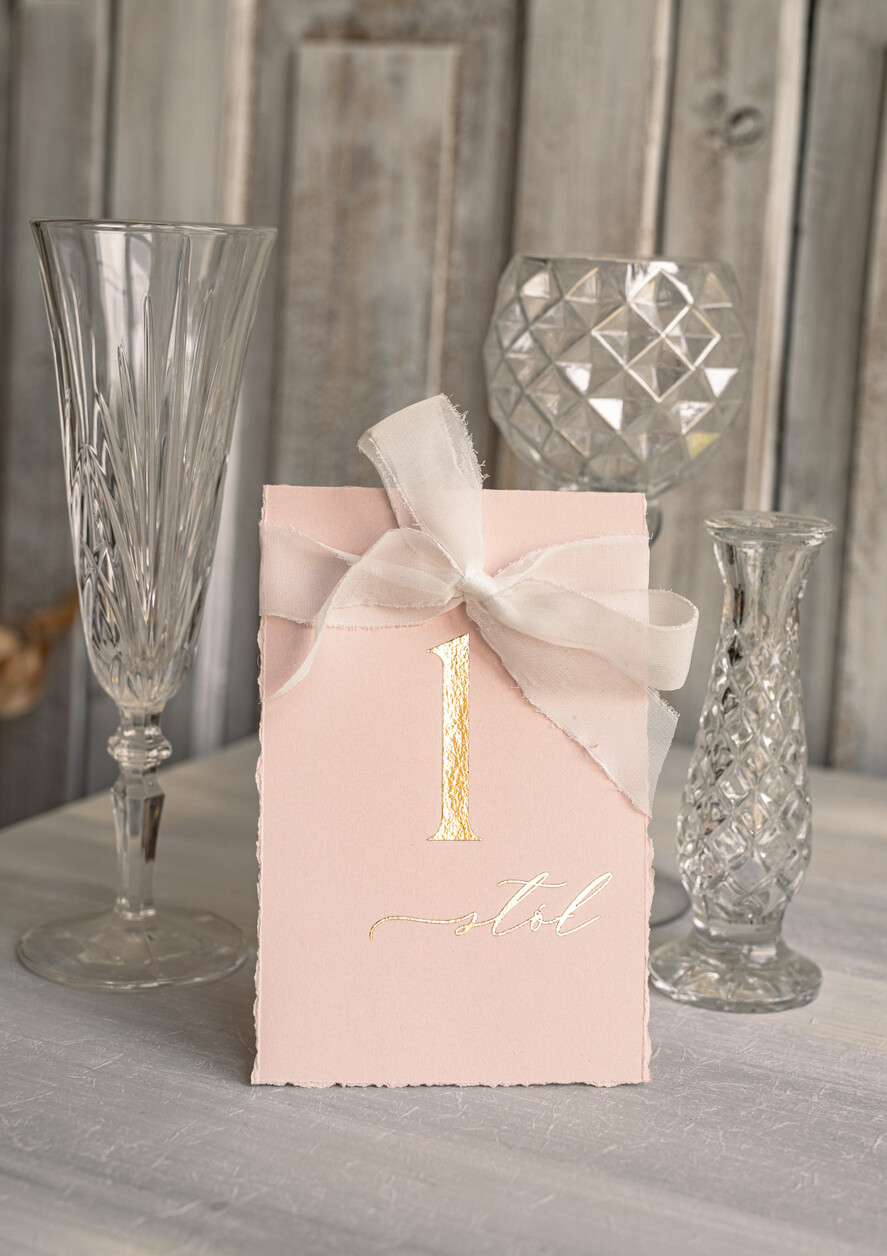 Numery na stół Glamour numerki na stół weselny, usadzenie gości numery na stół weselny, złote klasyczne i eleganckie numery na stoły weselne, wydzierane brzegi i złote litery, dekoracje stołu weselnego0