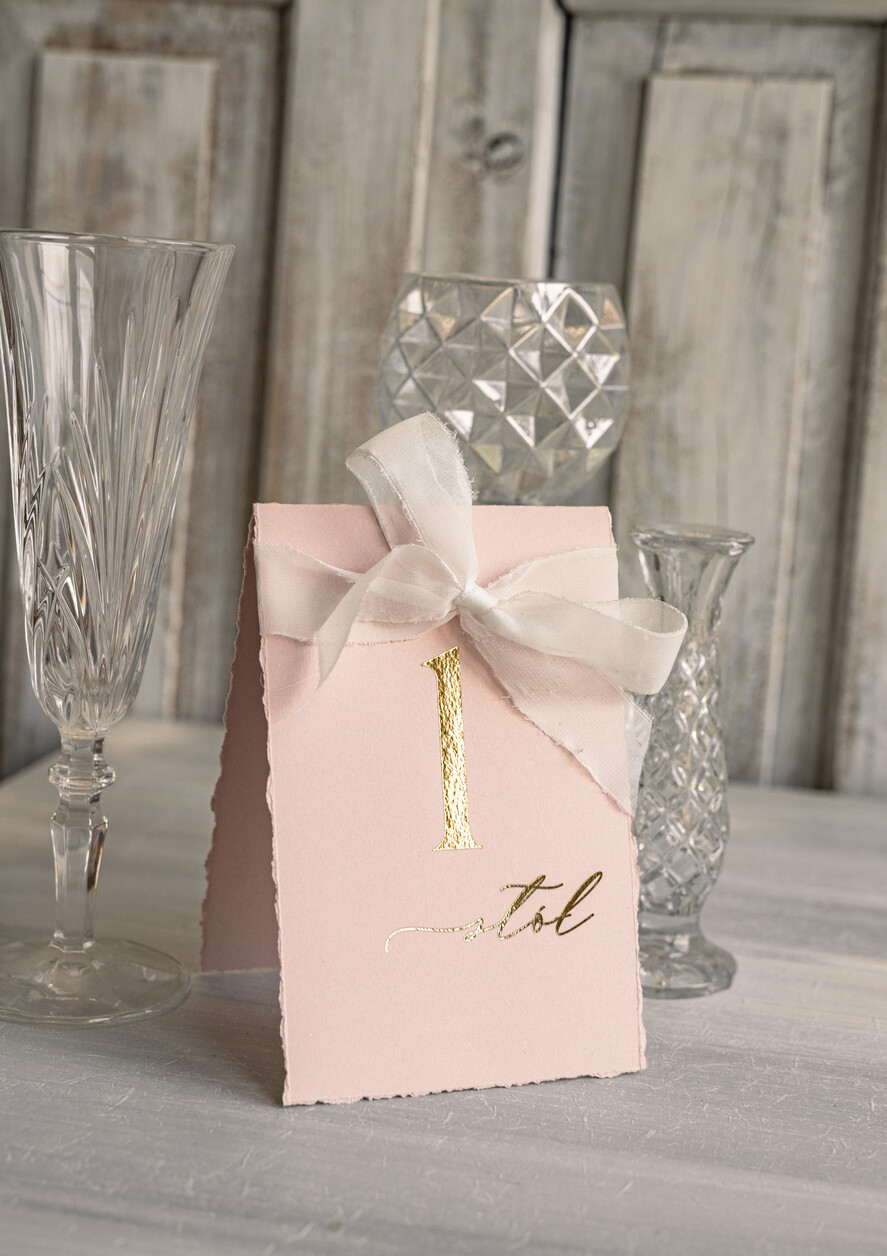 Numery na stół Glamour numerki na stół weselny, usadzenie gości numery na stół weselny, złote klasyczne i eleganckie numery na stoły weselne, wydzierane brzegi i złote litery, dekoracje stołu weselnego2