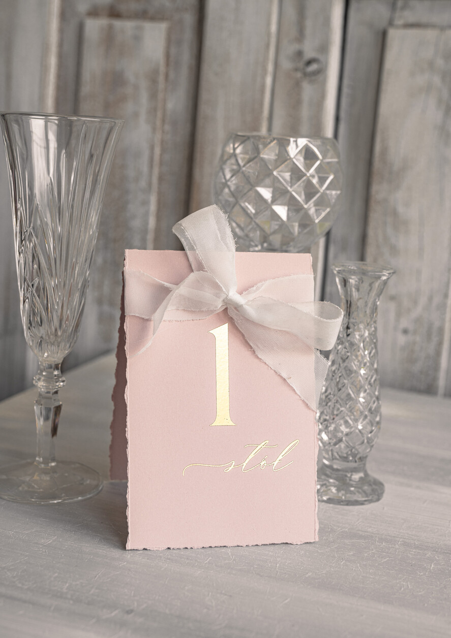 Numery na stół Glamour numerki na stół weselny, usadzenie gości numery na stół weselny, złote klasyczne i eleganckie numery na stoły weselne, wydzierane brzegi i złote litery, dekoracje stołu weselnego3