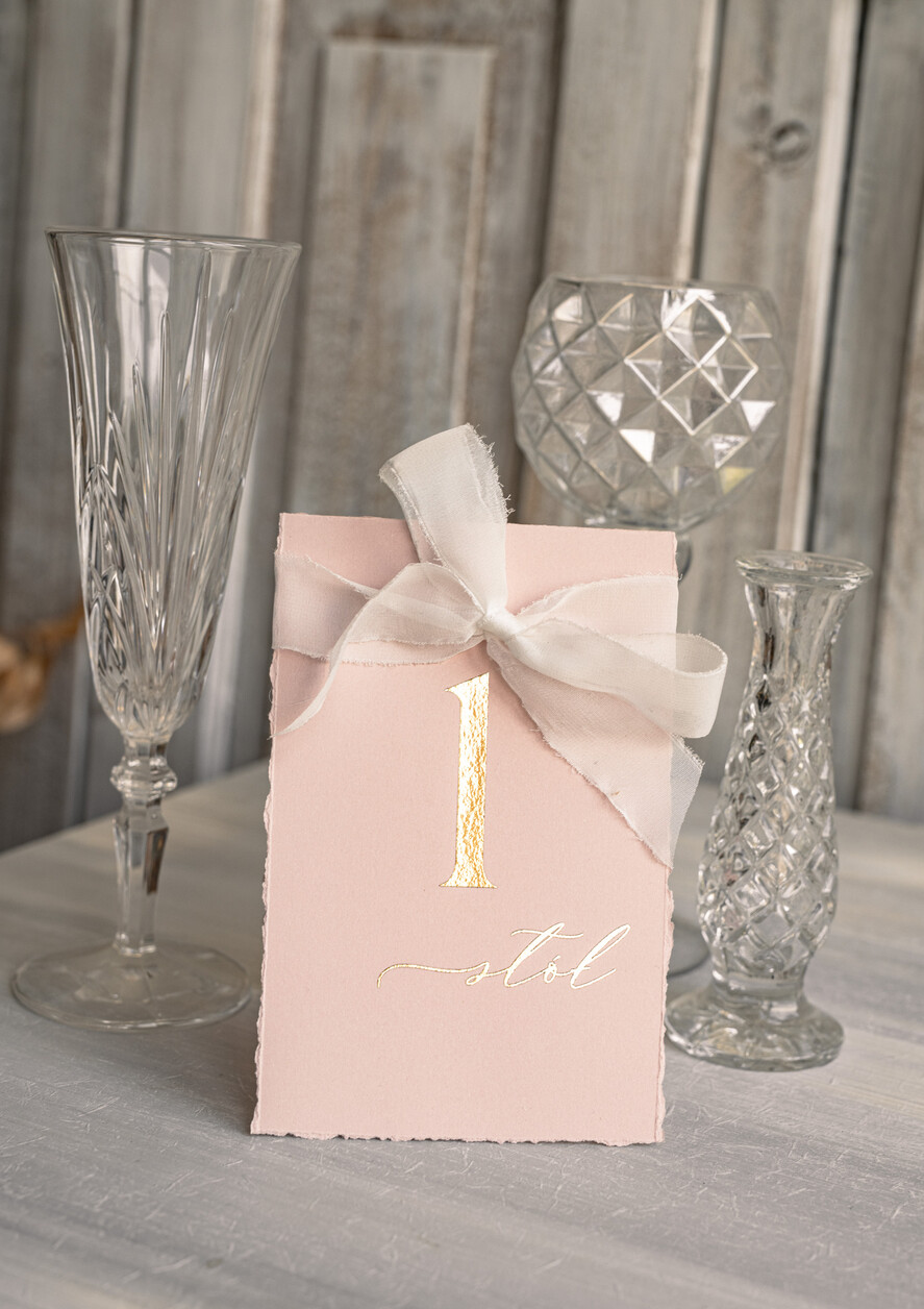 Numery na stół Glamour numerki na stół weselny, usadzenie gości numery na stół weselny, złote klasyczne i eleganckie numery na stoły weselne, wydzierane brzegi i złote litery, dekoracje stołu weselnego4