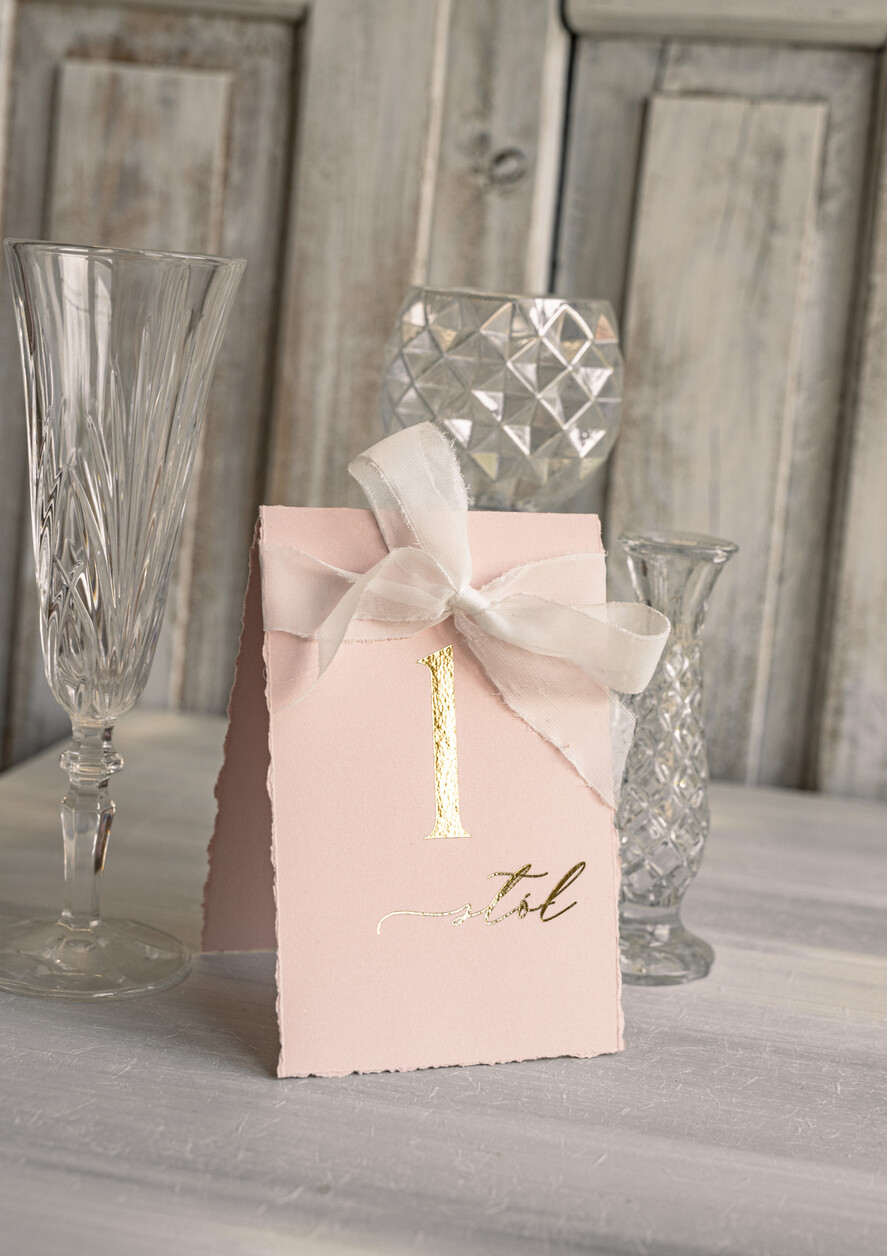 Numery na stół Glamour numerki na stół weselny, usadzenie gości numery na stół weselny, złote klasyczne i eleganckie numery na stoły weselne, wydzierane brzegi i złote litery, dekoracje stołu weselnego5