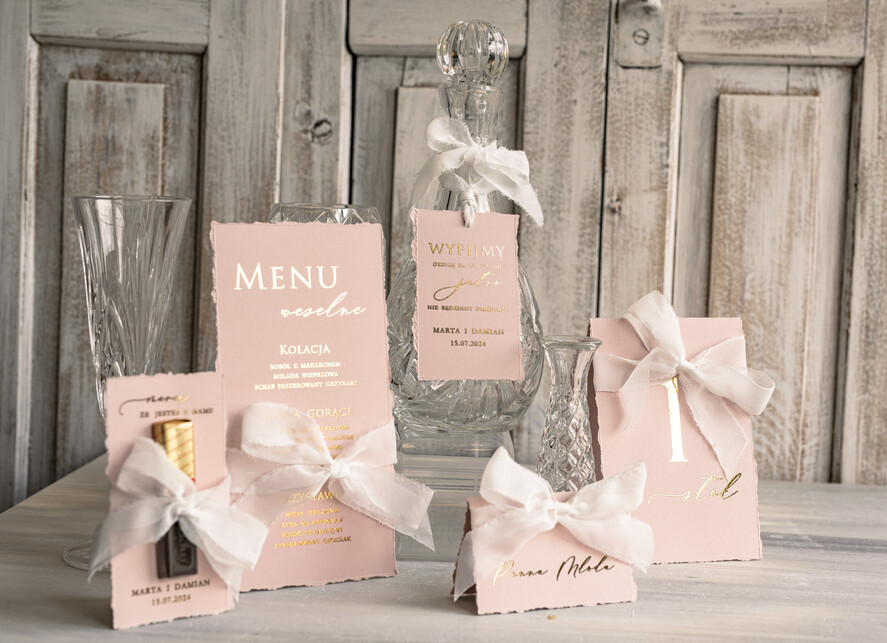 Numery na stół Glamour numerki na stół weselny, usadzenie gości numery na stół weselny, złote klasyczne i eleganckie numery na stoły weselne, wydzierane brzegi i złote litery, dekoracje stołu weselnego6