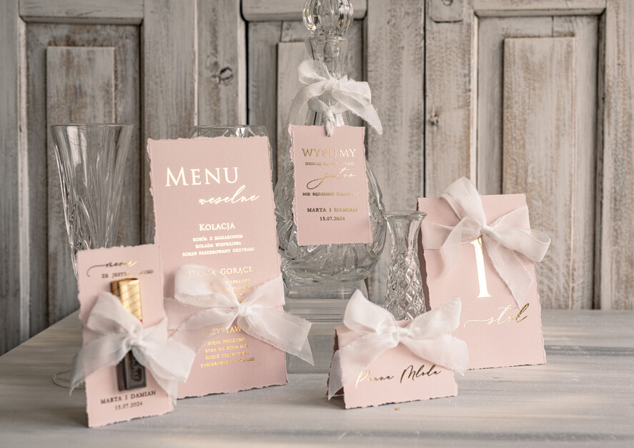 Numery na stół Glamour numerki na stół weselny, usadzenie gości numery na stół weselny, złote klasyczne i eleganckie numery na stoły weselne, wydzierane brzegi i złote litery, dekoracje stołu weselnego7