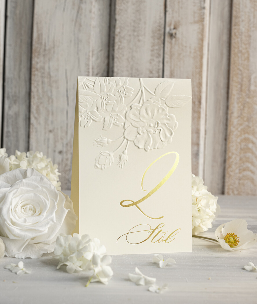 Numery na stół Glamour numerki na stół weselny z tłoczonymi kwiatami, eleganckie numerki na stoły weselne, tłoczone numerki na stół weselny, dekoracja stołów weselnych tłoczone kwiaty0