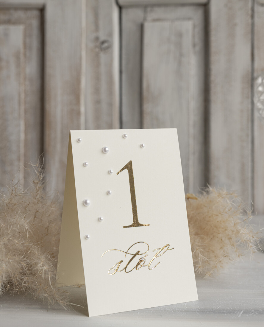 Numery na stół Glamour stojak numerek na stół weselny ecru ze złotym napisem i perełkami, złocone w stylu glamour numeracja stołów weselnych, numery na stół weselny z perełkami3