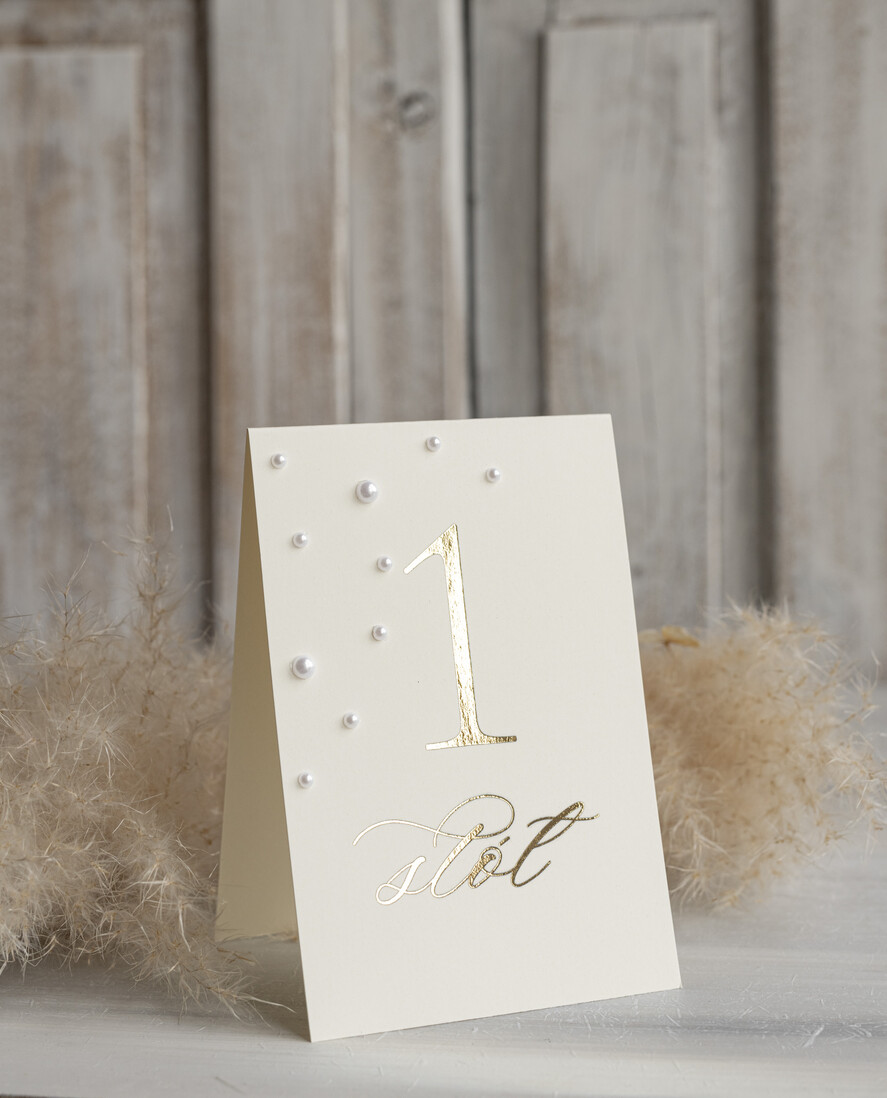 Numery na stół Glamour stojak numerek na stół weselny ecru ze złotym napisem i perełkami, złocone w stylu glamour numeracja stołów weselnych, numery na stół weselny z perełkami4