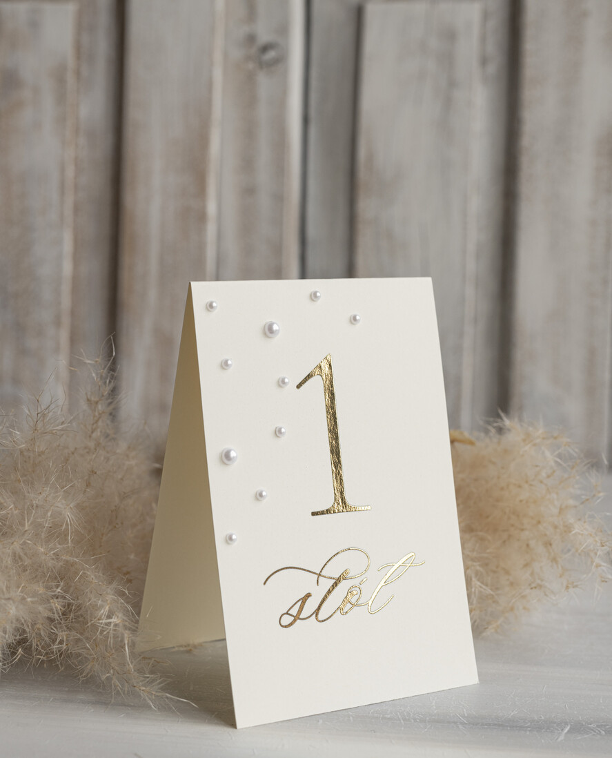 Numery na stół Glamour stojak numerek na stół weselny ecru ze złotym napisem i perełkami, złocone w stylu glamour numeracja stołów weselnych, numery na stół weselny z perełkami6