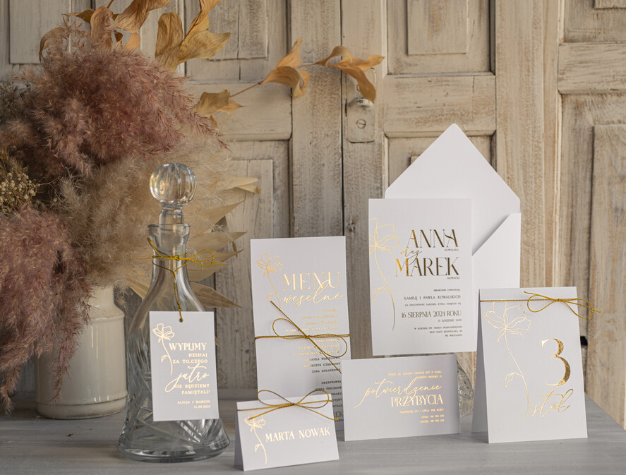 Numery na stół Glamour numerki na stół weselny, złote napisy i grafika, delikatne numerka na stoły weselne, dekoracje stołów na weselu, numeracja stołów na weselu1