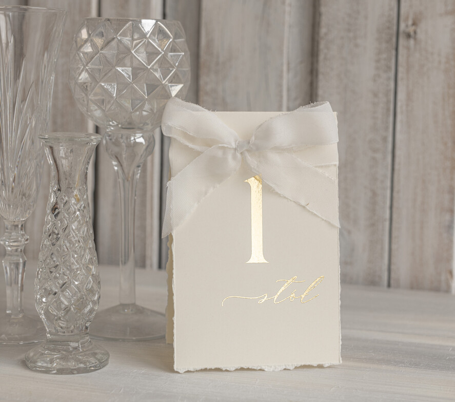Numery na stół Glamour usadzenie gości numery na stół weselny, złote klasyczne i eleganckie numery na stoły weselne, wydzierane brzegi i złote litery, dekoracje stołu weselnego2