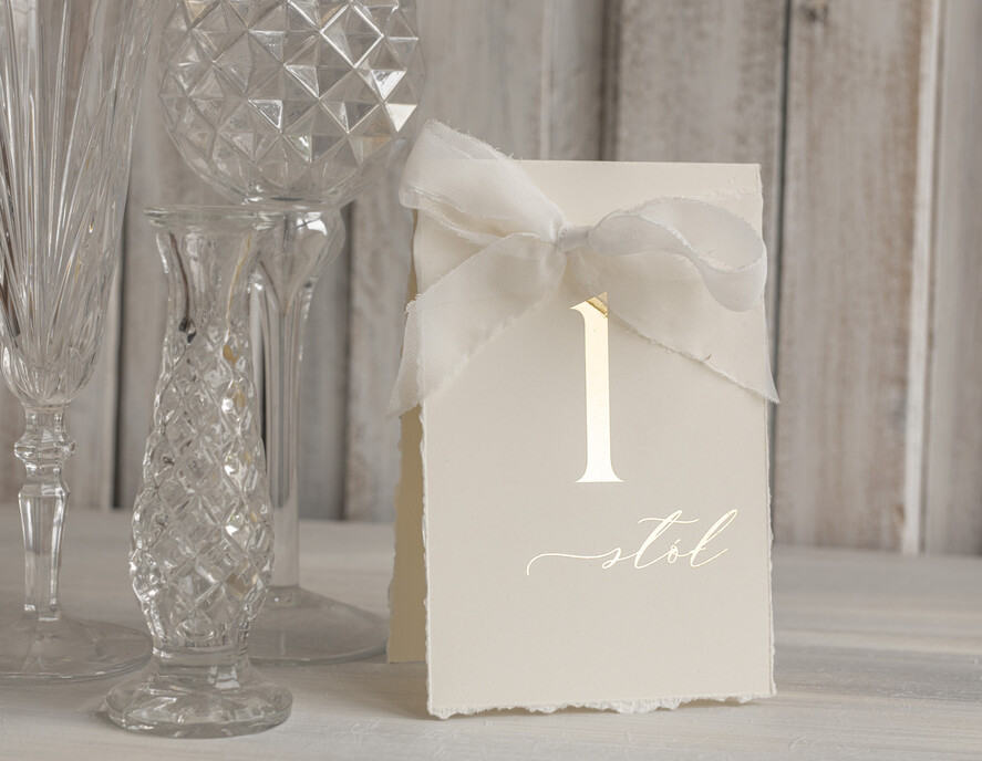 Numery na stół Glamour usadzenie gości numery na stół weselny, złote klasyczne i eleganckie numery na stoły weselne, wydzierane brzegi i złote litery, dekoracje stołu weselnego3
