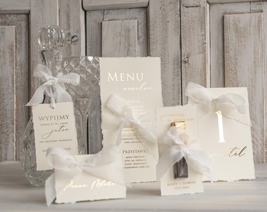 Numery na stół Glamour usadzenie gości numery na stół weselny, złote klasyczne i eleganckie numery na stoły weselne, wydzierane brzegi i złote litery, dekoracje stołu weselnego4