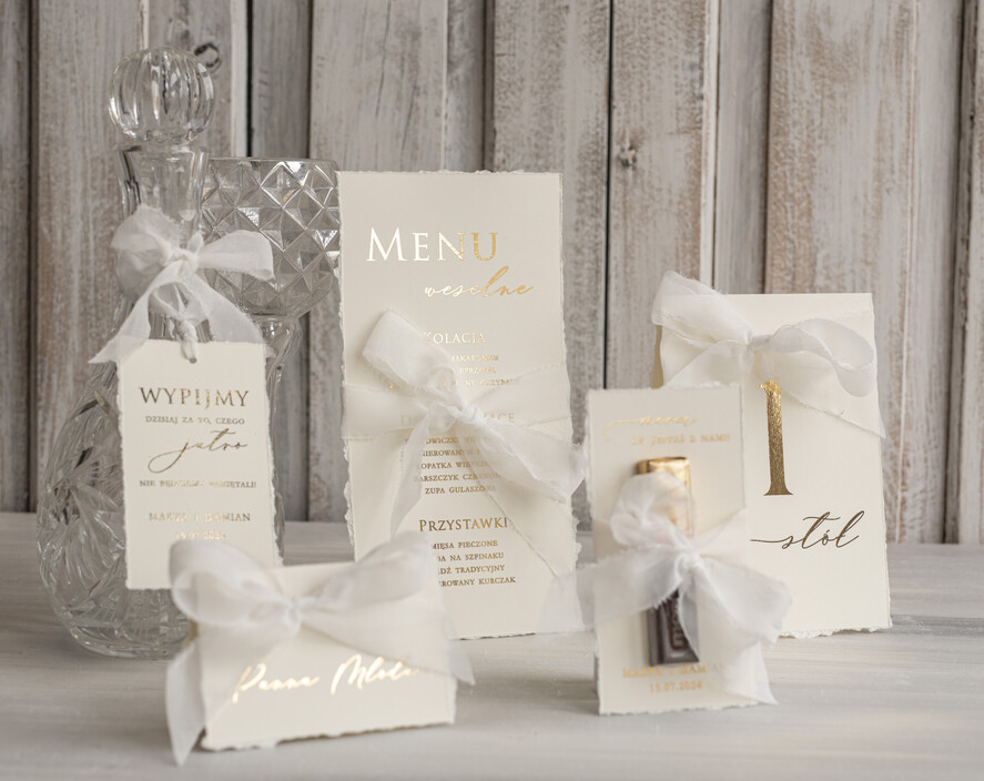 Numery na stół Glamour usadzenie gości numery na stół weselny, złote klasyczne i eleganckie numery na stoły weselne, wydzierane brzegi i złote litery, dekoracje stołu weselnego5