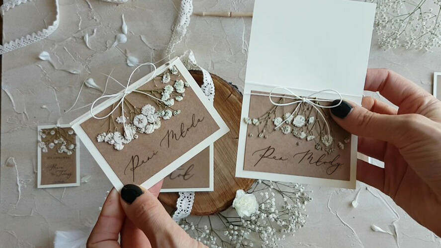 Winietki botaniczne podróżnicze  ślubne winietki wizytówki na stół weselny rustykalne  z suszoną gipsówka1