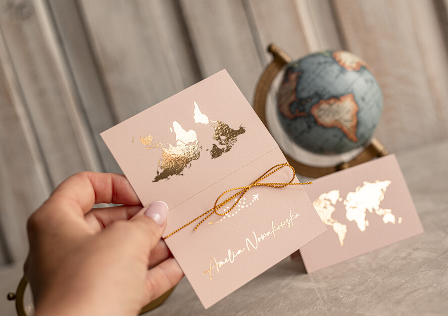 Winietki botaniczne podróżnicze  eleganckie winietki na stół weselny wizytówki ślubne, winietki z motywem podróżniczym, mapa świata na winietkach na stoły weselne, fajny pomysł na winietki, dekoracja stołów weselnych 2