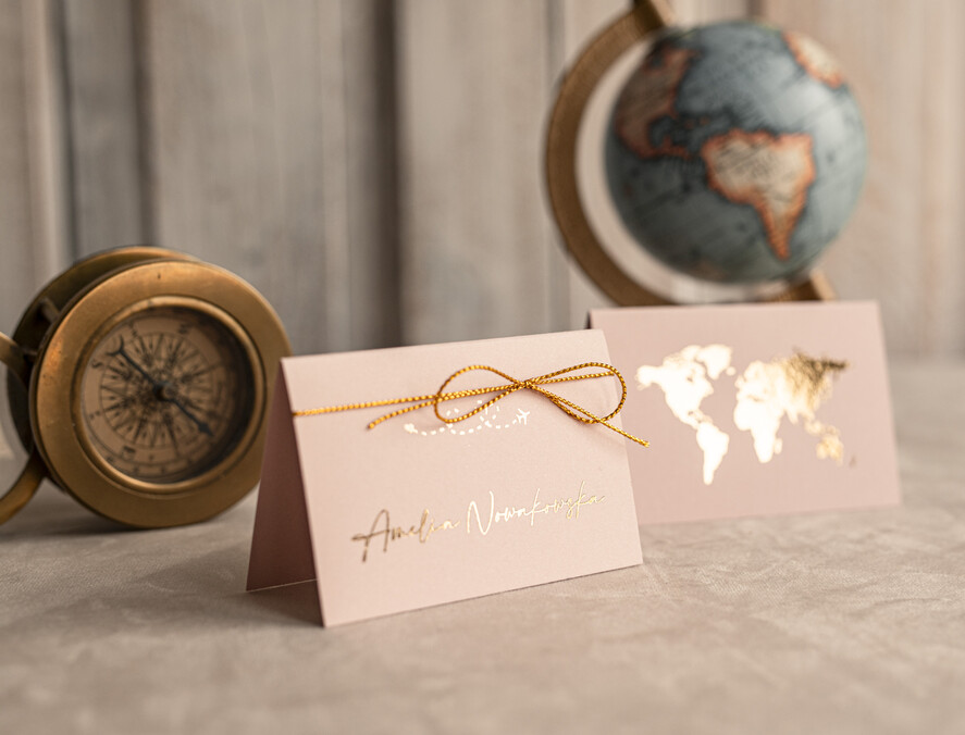 Winietki botaniczne podróżnicze  eleganckie winietki na stół weselny wizytówki ślubne, winietki z motywem podróżniczym, mapa świata na winietkach na stoły weselne, fajny pomysł na winietki, dekoracja stołów weselnych 3