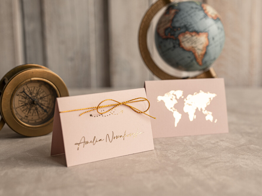 Winietki botaniczne podróżnicze  eleganckie winietki na stół weselny wizytówki ślubne, winietki z motywem podróżniczym, mapa świata na winietkach na stoły weselne, fajny pomysł na winietki, dekoracja stołów weselnych 6