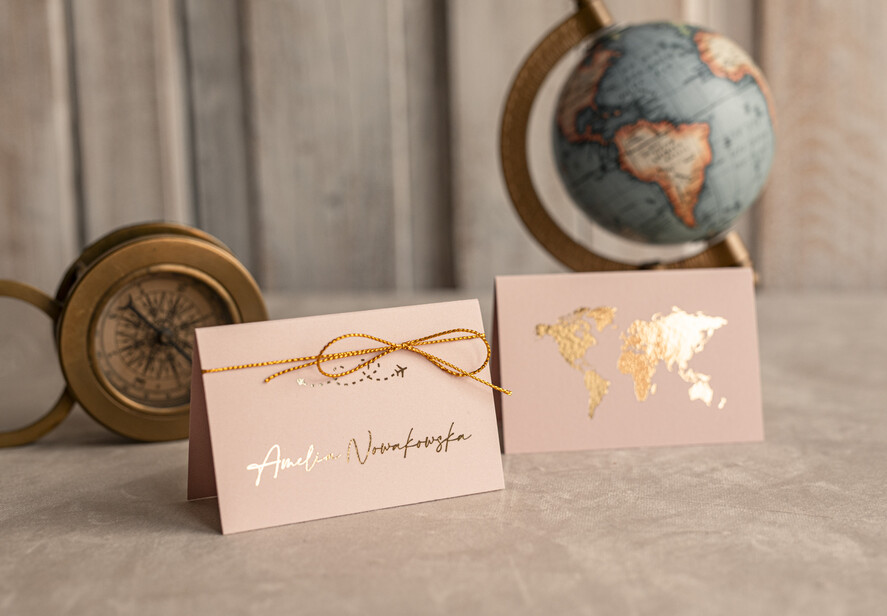 Winietki botaniczne podróżnicze  eleganckie winietki na stół weselny wizytówki ślubne, winietki z motywem podróżniczym, mapa świata na winietkach na stoły weselne, fajny pomysł na winietki, dekoracja stołów weselnych 7