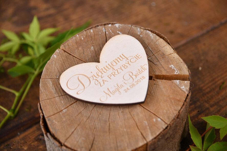 Podziękowania dla Gości Weselnych Magnesy breloki Zdrapki ślubne upominki dla gości magnes na lodówkę drewniane serduszko1