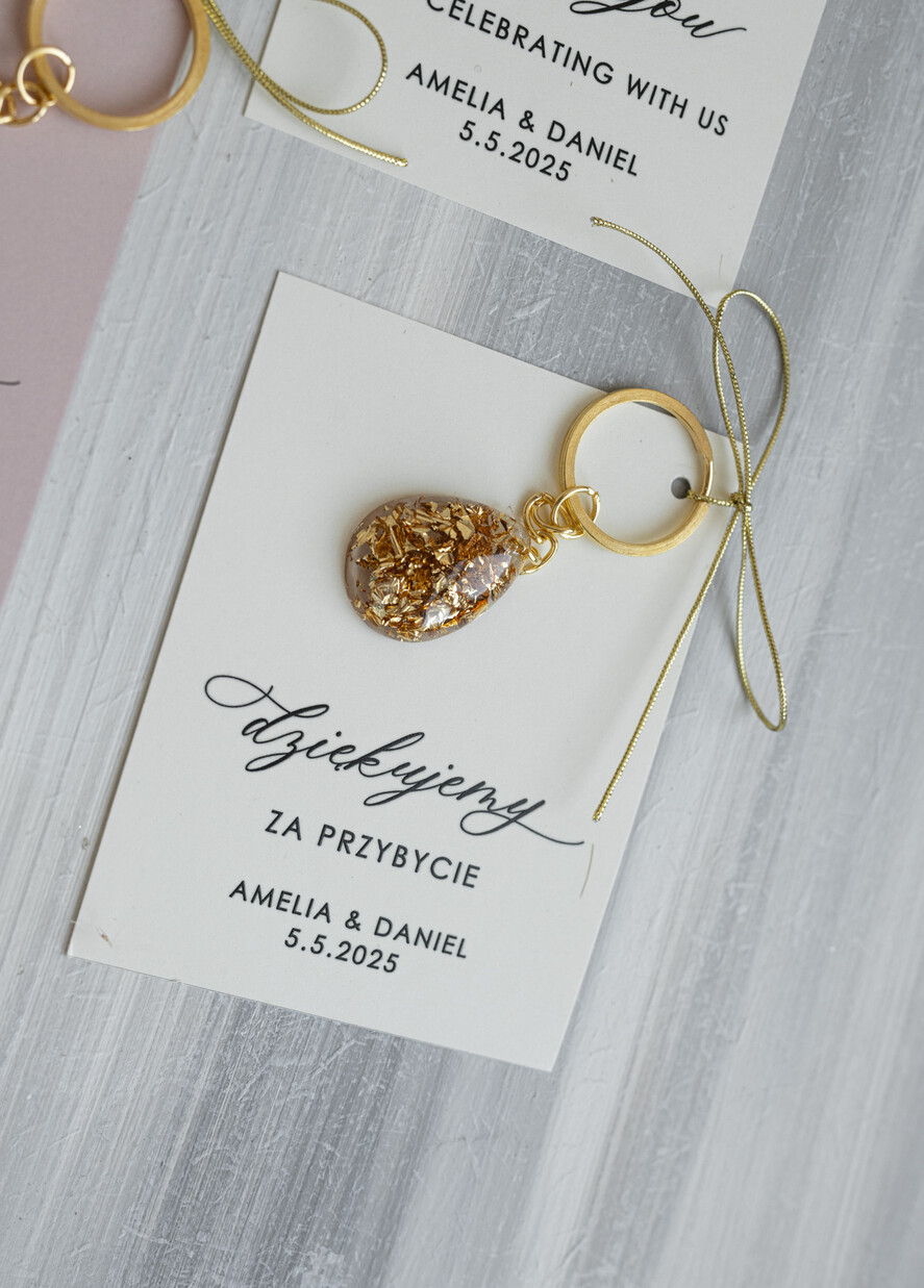 Podziękowania dla Gości Weselnych Magnesy breloki Zdrapki prezenciki dla Gości weselnych breloczek do kluczy z zawieszką z żywicy, ręcznie robiony brelok do kluczy z zawieszką z żywicy, podziękowanie dla gości weselnych brelok z zatopionymi płatkami złota w żywicy2