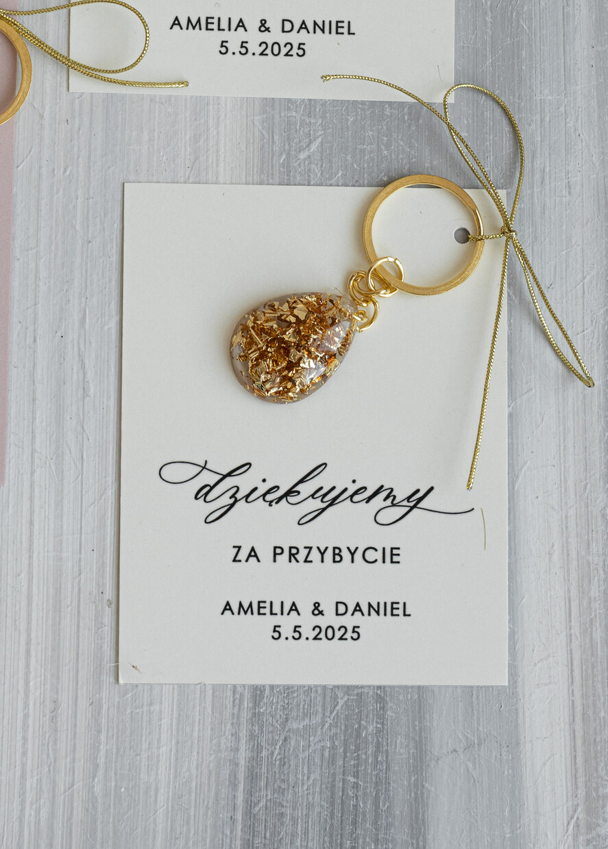 Podziękowania dla Gości Weselnych Magnesy breloki Zdrapki prezenciki dla Gości weselnych breloczek do kluczy z zawieszką z żywicy, ręcznie robiony brelok do kluczy z zawieszką z żywicy, podziękowanie dla gości weselnych brelok z zatopionymi płatkami złota w żywicy0