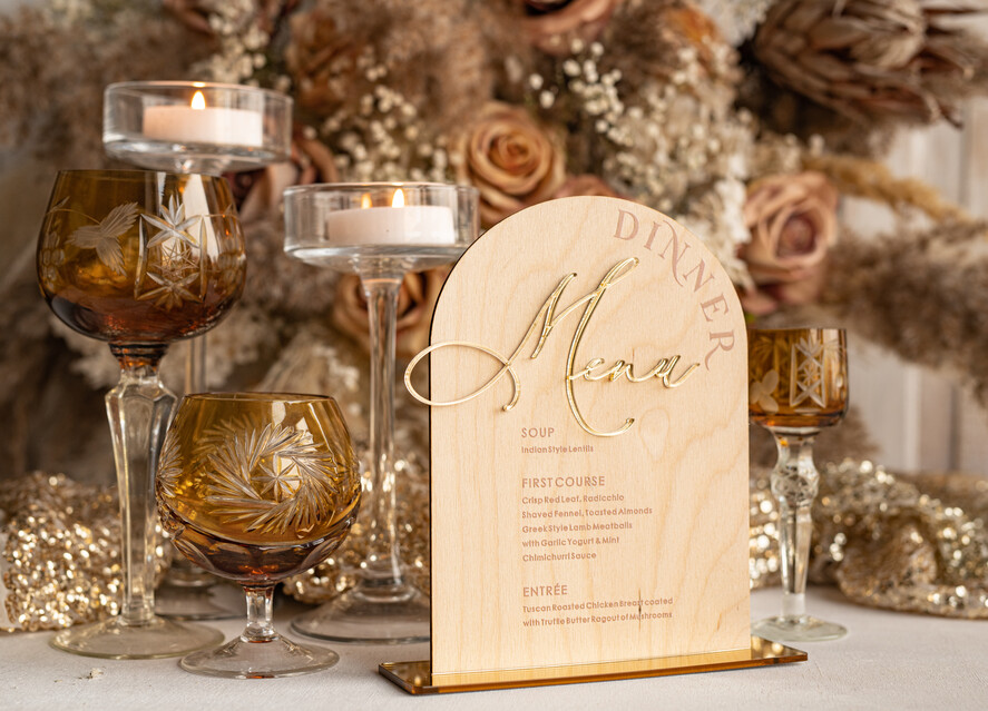 Menu rustykalne drewniane menu na stół weselne, rustykalne menu na stol weselny, złote napisy na menu weselnym, drewniana karta dań, rustykalna karta dan3