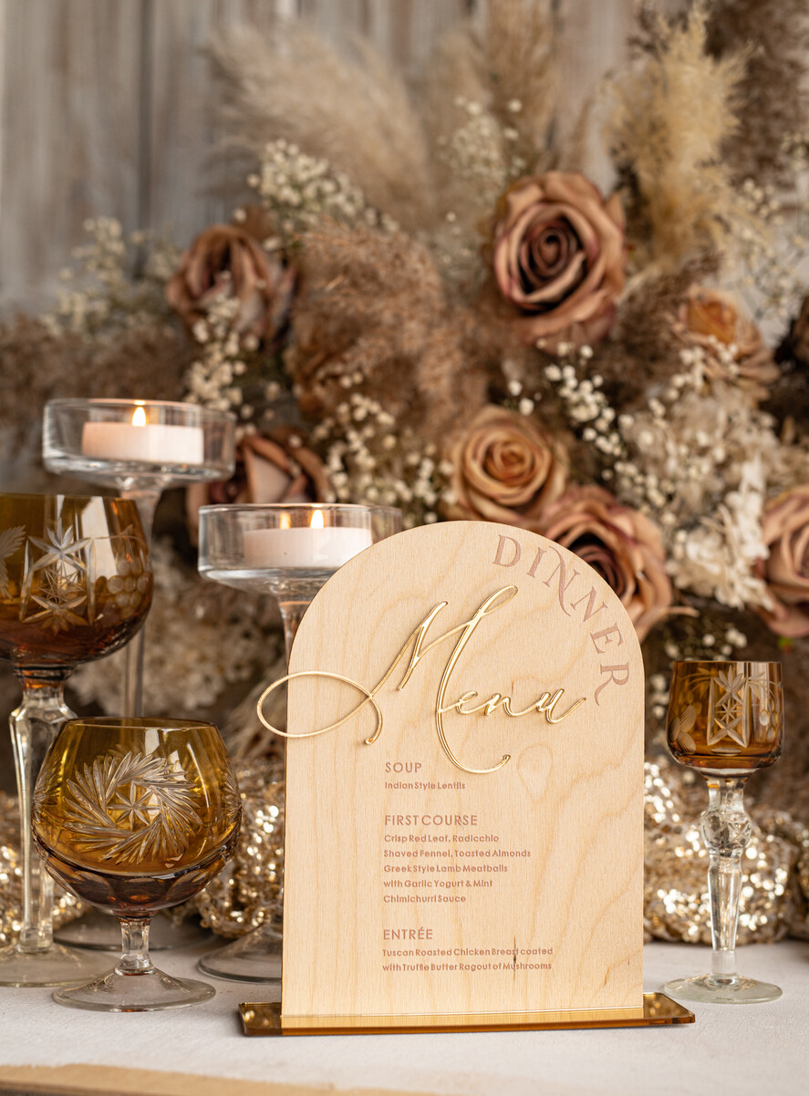 Menu rustykalne drewniane menu na stół weselne, rustykalne menu na stol weselny, złote napisy na menu weselnym, drewniana karta dań, rustykalna karta dan4
