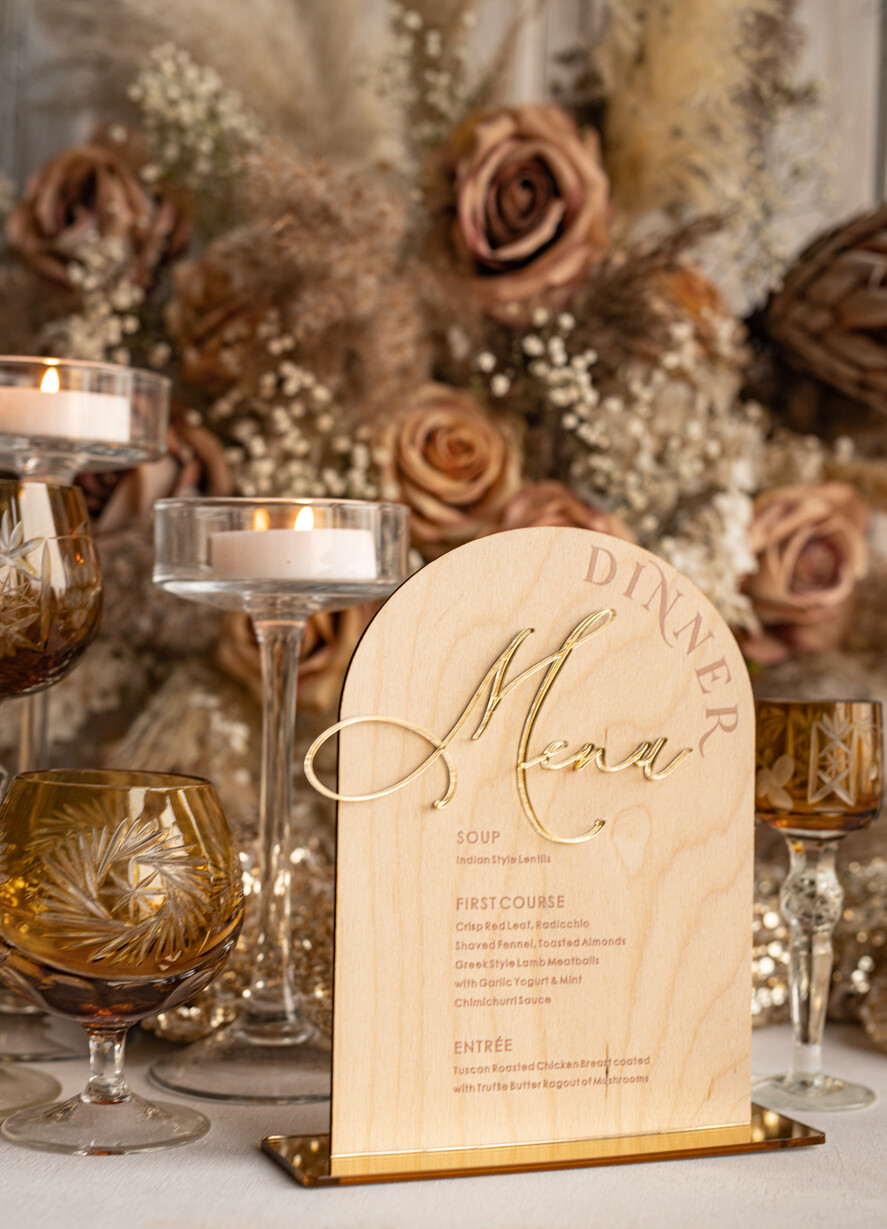 Menu rustykalne drewniane menu na stół weselne, rustykalne menu na stol weselny, złote napisy na menu weselnym, drewniana karta dań, rustykalna karta dan5