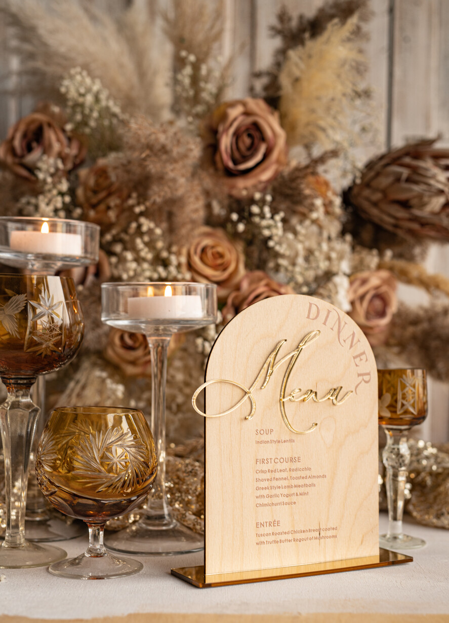 Menu rustykalne drewniane menu na stół weselne, rustykalne menu na stol weselny, złote napisy na menu weselnym, drewniana karta dań, rustykalna karta dan6