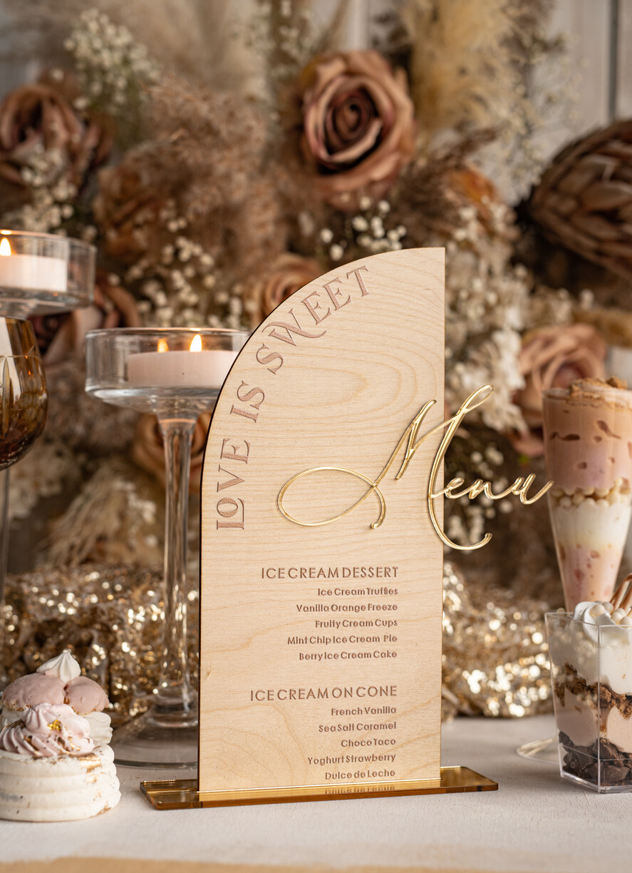 Menu rustykalne drewniane menu na stół weselny, rustykalne menu na stol weselny, złote napisy na menu weselnym, drewniana karta dań, rustykalna karta dan7