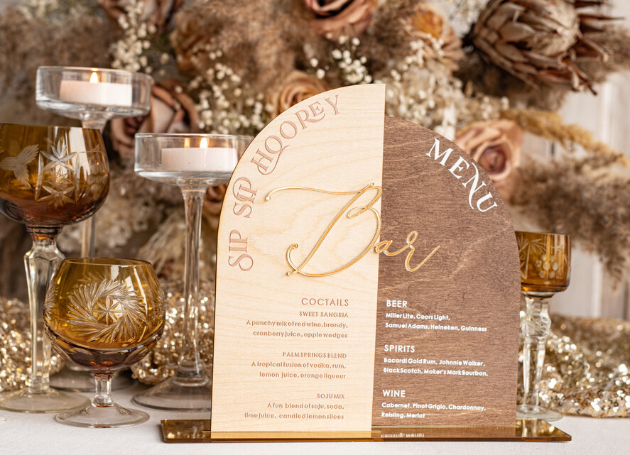 Menu rustykalne drewniane menu na stół weselny, rustykalne menu na stol weselny, złote napisy na menu weselnym, drewniana karta dań, rustykalna karta dan1