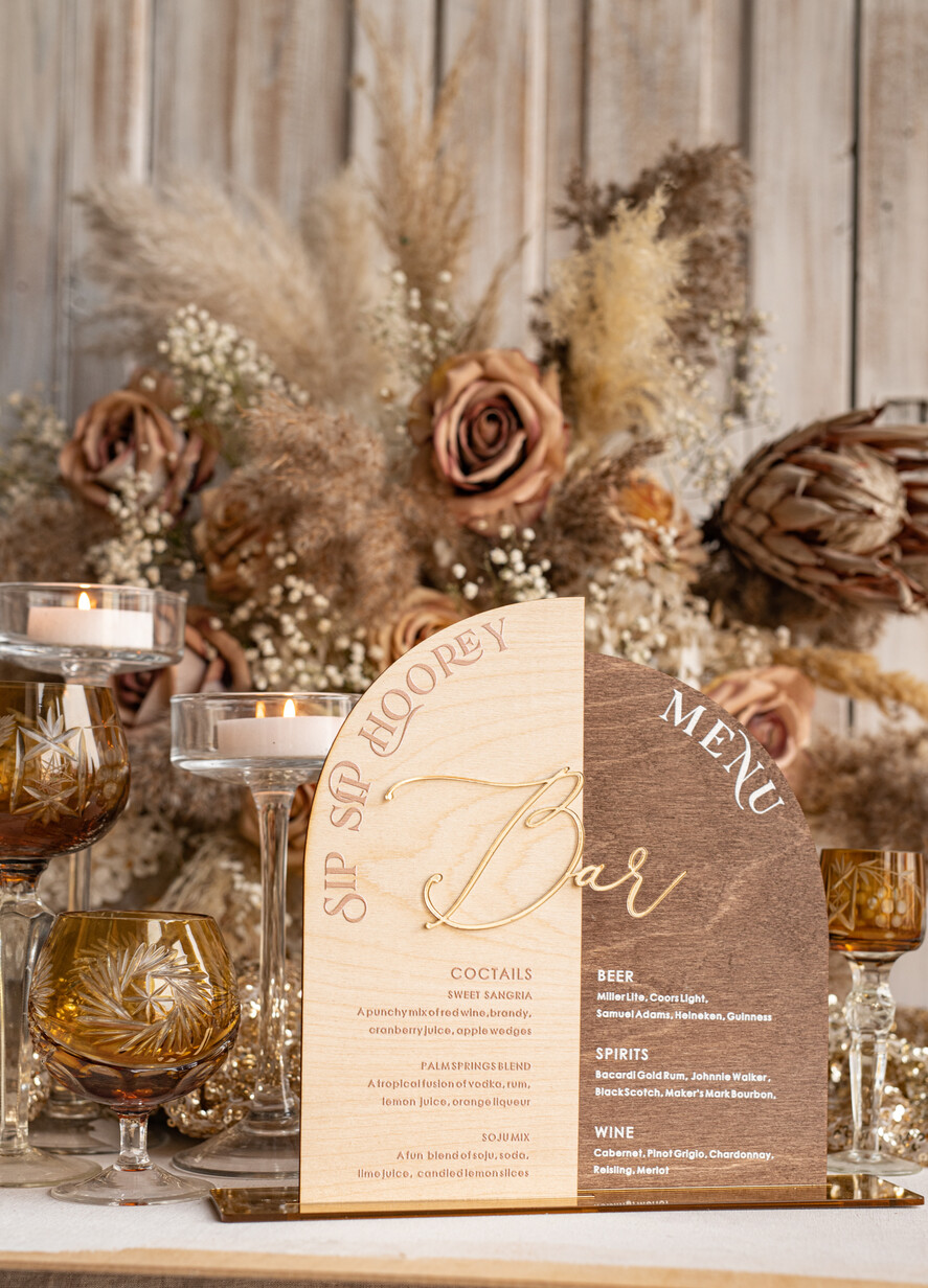 Menu rustykalne drewniane menu na stół weselny, rustykalne menu na stol weselny, złote napisy na menu weselnym, drewniana karta dań, rustykalna karta dan11