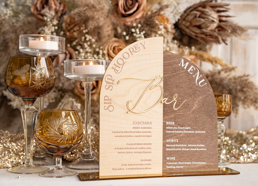 Menu rustykalne drewniane menu na stół weselny, rustykalne menu na stol weselny, złote napisy na menu weselnym, drewniana karta dań, rustykalna karta dan12