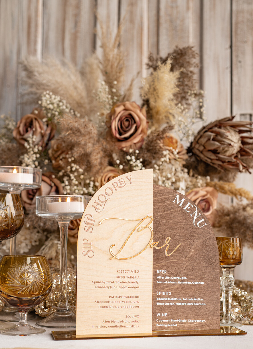 Menu rustykalne drewniane menu na stół weselny, rustykalne menu na stol weselny, złote napisy na menu weselnym, drewniana karta dań, rustykalna karta dan2