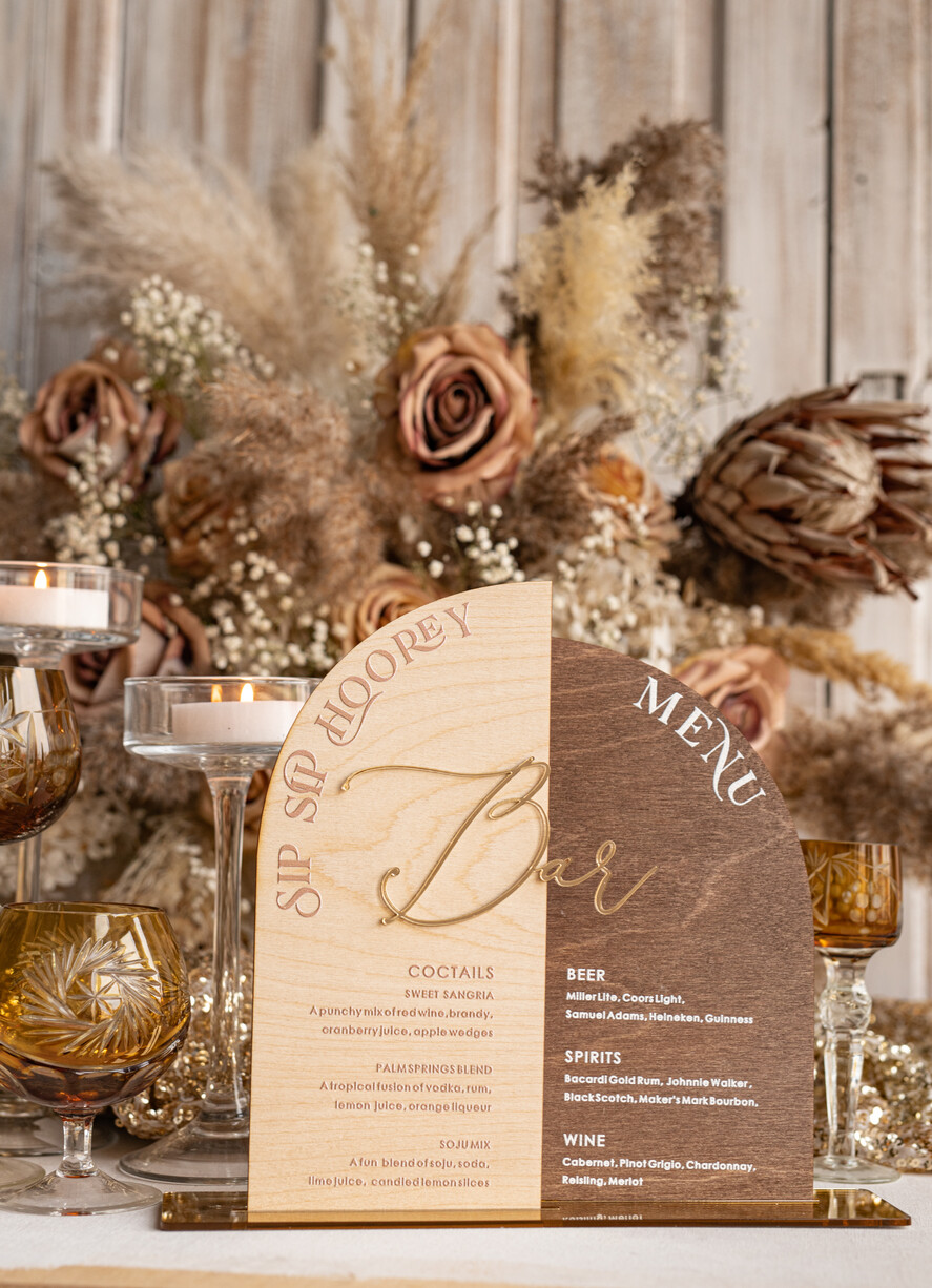 Menu rustykalne drewniane menu na stół weselny, rustykalne menu na stol weselny, złote napisy na menu weselnym, drewniana karta dań, rustykalna karta dan4