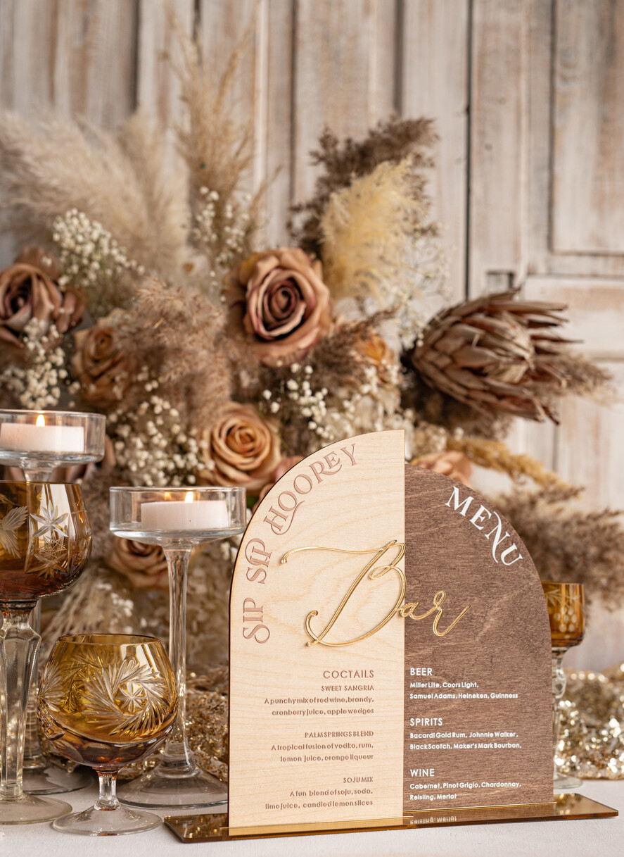 Menu rustykalne drewniane menu na stół weselny, rustykalne menu na stol weselny, złote napisy na menu weselnym, drewniana karta dań, rustykalna karta dan5