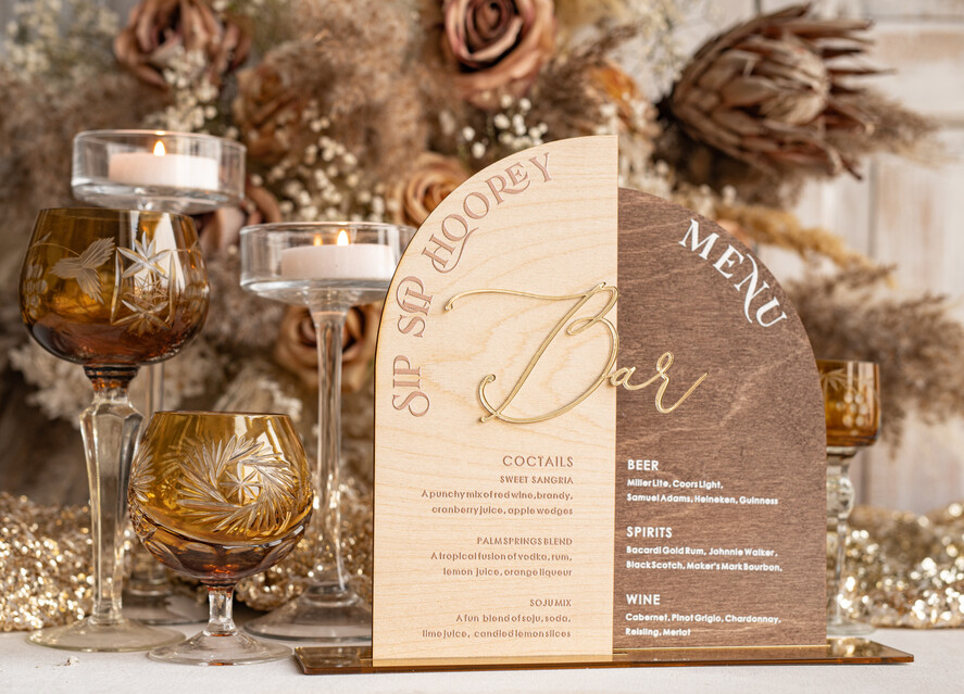 Menu rustykalne drewniane menu na stół weselny, rustykalne menu na stol weselny, złote napisy na menu weselnym, drewniana karta dań, rustykalna karta dan6