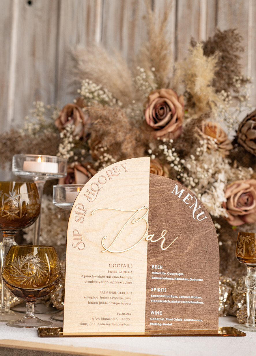 Menu rustykalne drewniane menu na stół weselny, rustykalne menu na stol weselny, złote napisy na menu weselnym, drewniana karta dań, rustykalna karta dan8