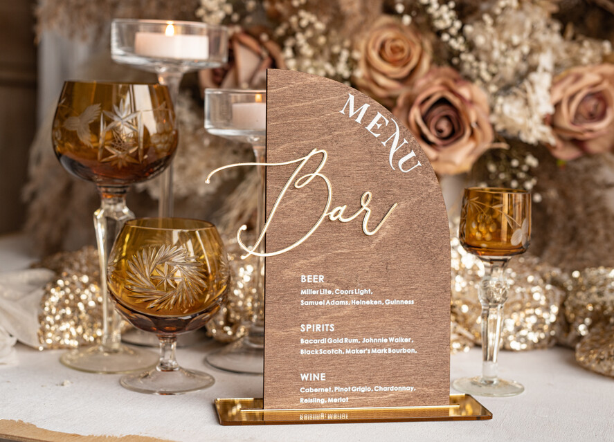 Menu rustykalne rustykalne menu na stol weselny, złote napisy na menu weselnym, drewniana karta dań, rustykalna karta dan, rustykalne ozdoby na stół weselny7