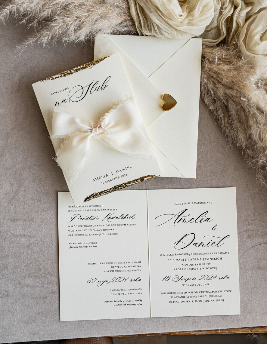 Zaproszenia ślubne Minimalistyczne kremowe Zaproszenia Ślubne Minimalistyczne Zaproszenia na Ślub Eleganckie zaproszenia ślubne z szyfonową lub satynową kokardą, eleganckie zaproszenia ślubne z płatkami złota 2