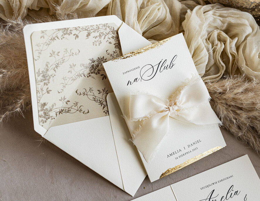 Zaproszenia ślubne Minimalistyczne kremowe Zaproszenia Ślubne Minimalistyczne Zaproszenia na Ślub Eleganckie zaproszenia ślubne z szyfonową lub satynową kokardą, eleganckie zaproszenia ślubne z płatkami złota 5
