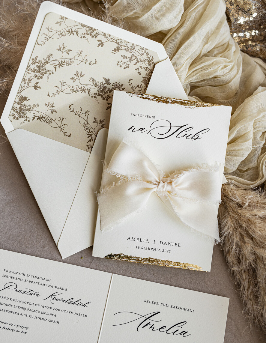 Zaproszenia ślubne Minimalistyczne kremowe Zaproszenia Ślubne Minimalistyczne Zaproszenia na Ślub Eleganckie zaproszenia ślubne z szyfonową lub satynową kokardą, eleganckie zaproszenia ślubne z płatkami złota 6