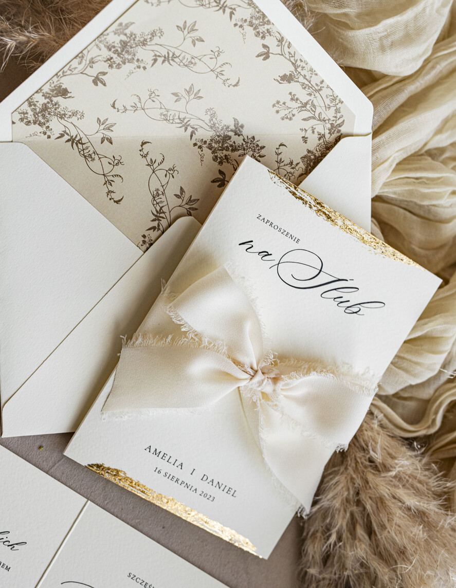 Zaproszenia ślubne Minimalistyczne kremowe Zaproszenia Ślubne Minimalistyczne Zaproszenia na Ślub Eleganckie zaproszenia ślubne z szyfonową lub satynową kokardą, eleganckie zaproszenia ślubne z płatkami złota 7