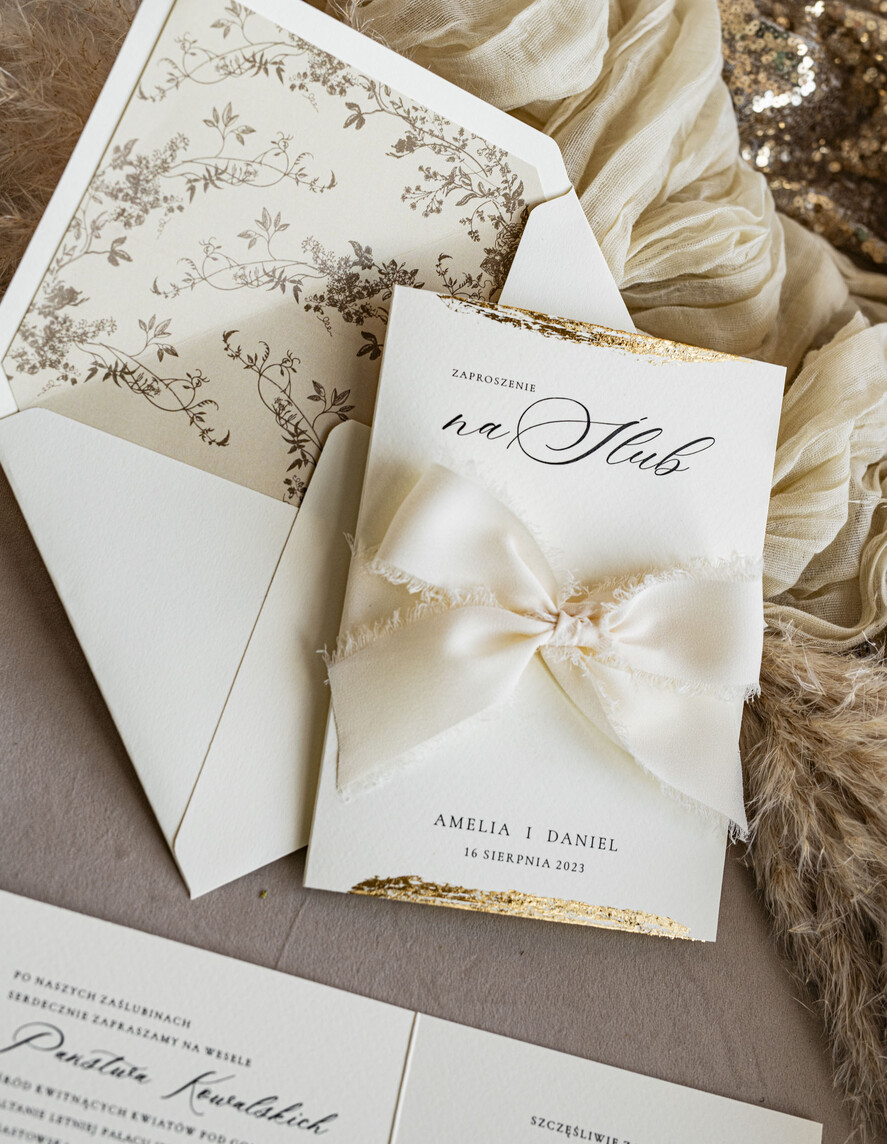 Zaproszenia ślubne Minimalistyczne kremowe Zaproszenia Ślubne Minimalistyczne Zaproszenia na Ślub Eleganckie zaproszenia ślubne z szyfonową lub satynową kokardą, eleganckie zaproszenia ślubne z płatkami złota 9