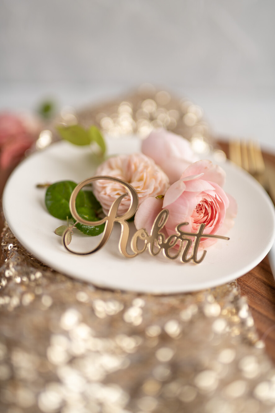 Winietki Eleganckie Akrylowy złoty napis Imiona gości winietki ślubne i prezenty w jednym wizytówki dla gości weselnych błyszczące złoto1