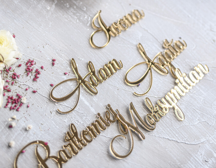 Winietki Eleganckie Akrylowy złoty napis Imiona gości winietki ślubne i prezenty w jednym wizytówki dla gości weselnych błyszczące złoto10