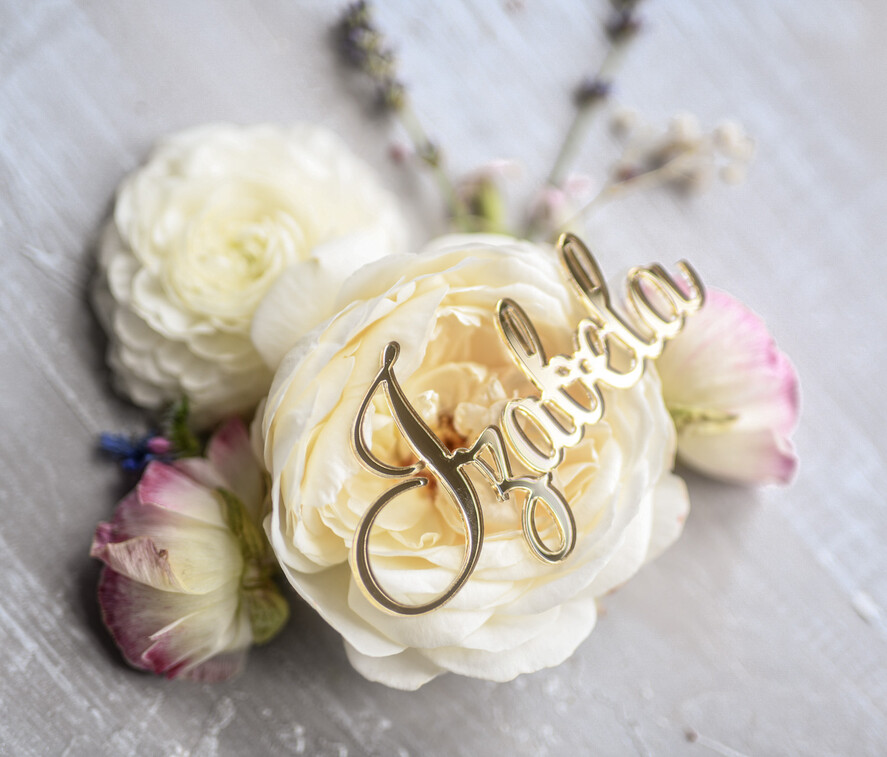 Winietki Eleganckie Akrylowy złoty napis Imiona gości winietki ślubne i prezenty w jednym wizytówki dla gości weselnych błyszczące złoto5