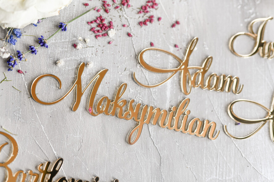 Winietki Eleganckie Akrylowy złoty napis Imiona gości winietki ślubne i prezenty w jednym wizytówki dla gości weselnych błyszczące złoto8