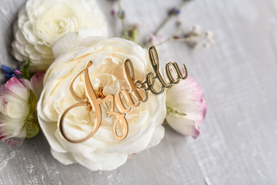 Winietki Eleganckie Akrylowy złoty napis Imiona gości winietki ślubne i prezenty w jednym wizytówki dla gości weselnych błyszczące złoto9